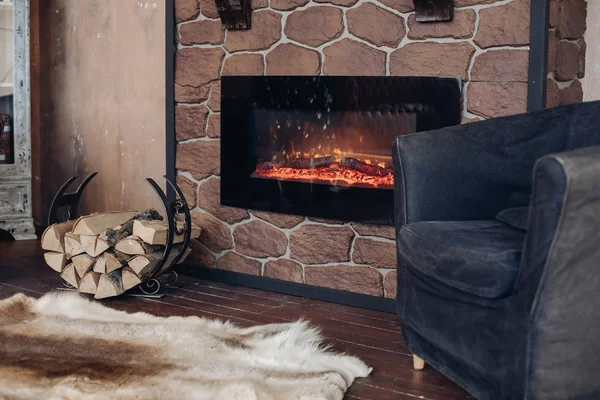 Gezellige kamer met open haard, bont huid en stapel hout. — Stockfoto