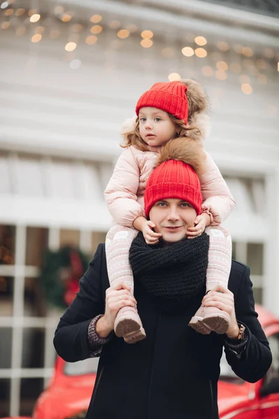 Papá y su hija en sombreros rojos en bicicleta . —  Fotos de Stock