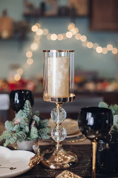 La table est joliment décorée avec des décorations de Noël — Photo