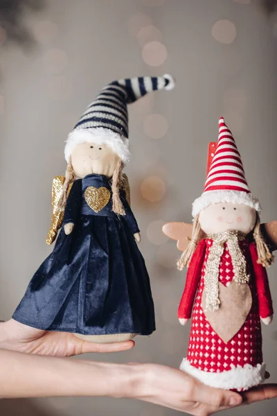 Damenhände mit weihnachtlichen Dekorationsfiguren — Stockfoto