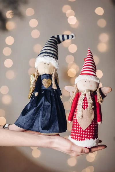 Lady handen met kerst leuke decoratieve beeldjes — Stockfoto