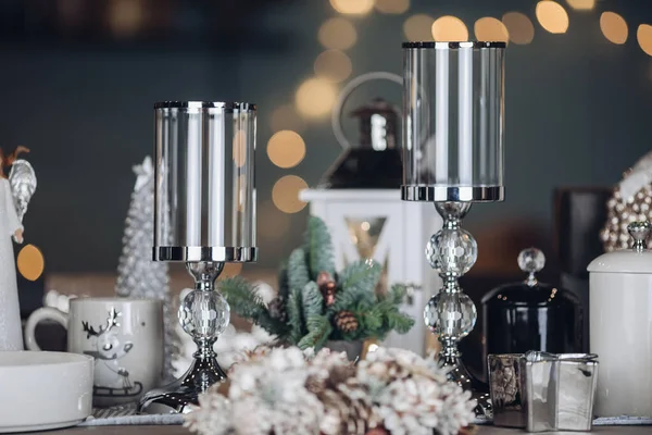 Hermosa corona de Navidad de perlas decorativas en la mesa —  Fotos de Stock