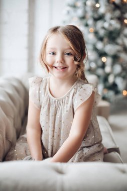 Ellerinde tavşan olan sevimli bir kız..