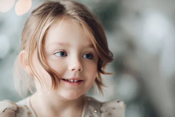 Mooi klein meisje dat glimlacht. Schattig jong meisje glimlachen weg in close-up. — Stockfoto