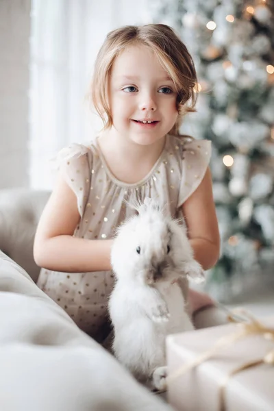 可爱的女孩，手里拿着兔子。 可爱的小女孩在特写镜头中微笑着离去. — 图库照片