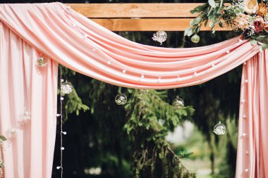 Çiçek toplarıyla çok güzel bir düğün süsü..