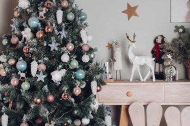 Güzel yeni yıl oyuncakları komodinin üstünde