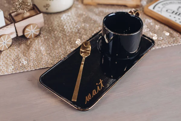 Keramische drinkbeker op een houten tafel — Stockfoto