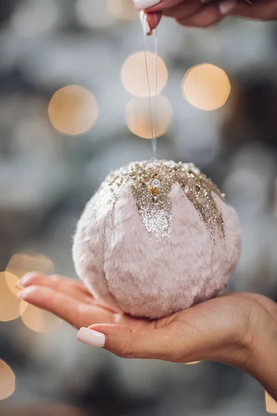 La mano della donna sta tenendo la decorazione dell'albero di Natale — Foto Stock