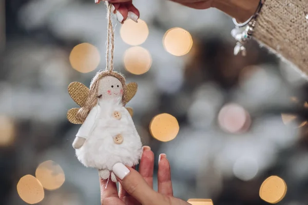 La mano della donna sta tenendo la decorazione dell'albero di Natale — Foto Stock