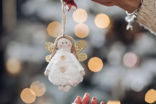 La mano della donna sta tenendo la decorazione dell'albero di Natale — Foto Stock