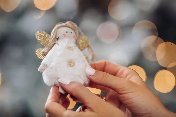 Mulher mão está segurando decoração árvore de Natal — Fotografia de Stock