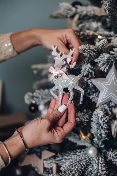 Donna che mette il giocattolo di Natale sull'albero — Foto Stock