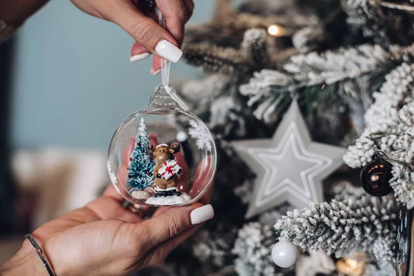 Donna che mette il giocattolo di Natale sull'albero — Foto Stock