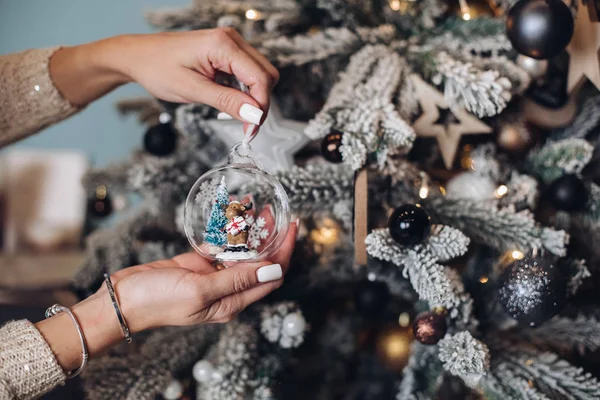 Donna che mette il giocattolo di Natale sull'albero — Foto Stock