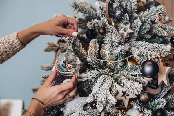 Donna che mette il giocattolo di Natale sull'albero — Foto Stock