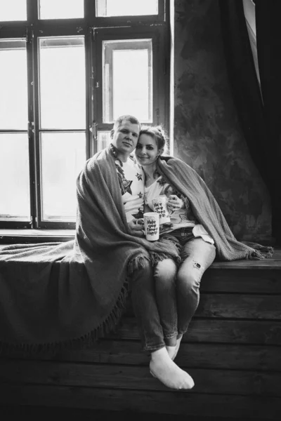 Πορτρέτο του αισθησιασμού ζευγάρι φιλιά και αγκαλιάζει στο σκοτεινό στούντιο. — Φωτογραφία Αρχείου