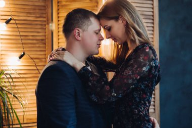 Zarif çift yüz yüze, kapalı gözlerle..