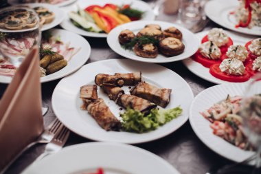 Çeşitli soğuk atıştırmalıklarla dolu bir şenlik masası..