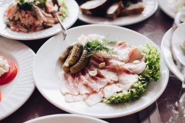 Yeşillik ve turşulu lezzetli soğuk et..