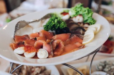 Düğünde servis edilen ziyafet masası. Düğün ziyafeti..