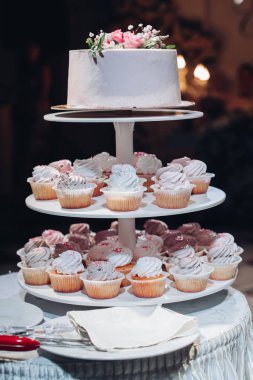 Masada çiçekler olan güzel düğün pastası.