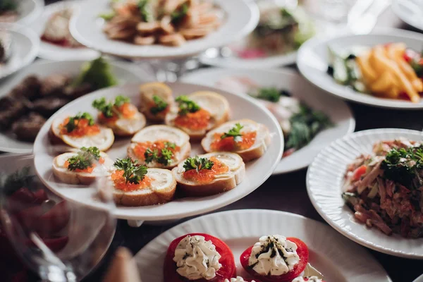 Bankett bord serveras med olika kalla snacks och sallader. — Stockfoto