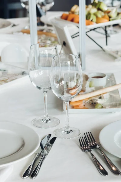 Serveras bord med snacks och tomma vinglas. — Stockfoto