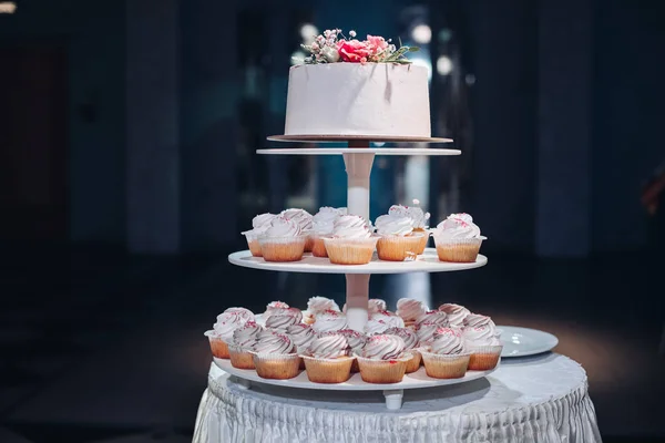 Mooie bruidstaart met bloemen op tafel — Stockfoto