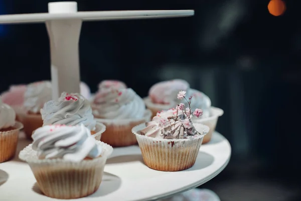 Szelektív fókusz aranyos finom cupcakes tálalva tányéron — Stock Fotó
