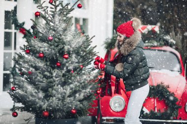 Belarus Minsk 16: 12: 2019: Güzel kış genç kadın kar taneleriyle çevrili açık havada poz veriyor.