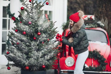 Belarus Minsk 16: 12: 2019: Güzel kış genç kadın kar taneleriyle çevrili açık havada poz veriyor.