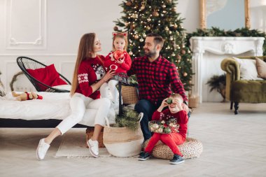 Mutlu anne, baba ve çocuklar evde yatıyorlar.