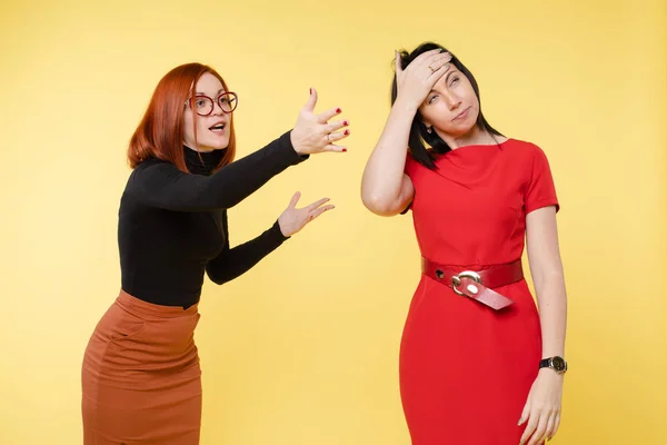 Dos jóvenes excitados mujer de negocios o novia jurando el uno al otro teniendo emoción negativa —  Fotos de Stock