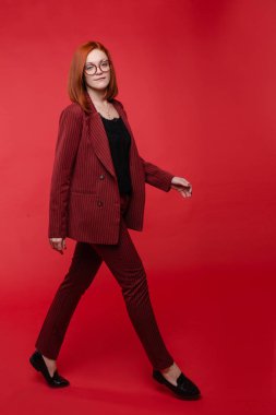 Siyah takım elbiseli iş kadını ve kırmızı ayakkabılı..