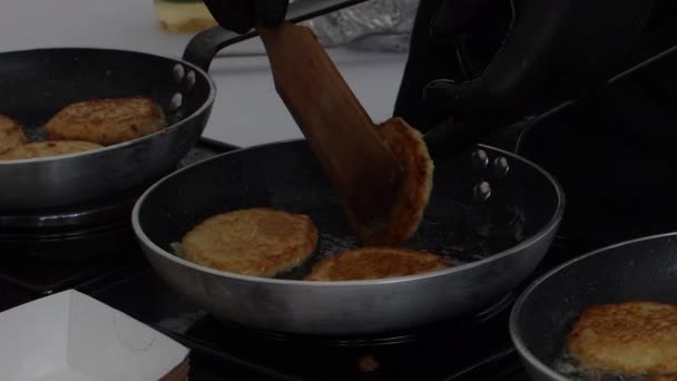 Gros plan Chef cuisiner des escalopes de viande pour hamburger dans une casserole entourée d'huile bouillante 