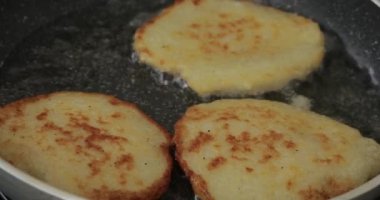 Kızarmış latke mi yoksa patatesli krep mi?.