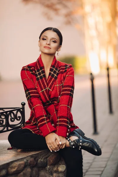Beautiful young adult brunette in stylish look. — ストック写真