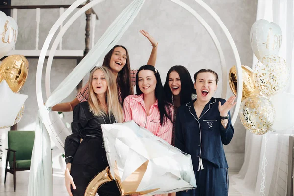 Chicas alegres celebrando despedida de soltera. Cinco amigos celebrando la fiesta — Foto de Stock
