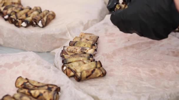 Close-up human chef hands in gloves serving plate with appetizing snack to banquet — Stock Video