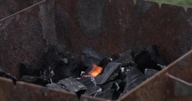 Siyah kömür yakın planda yanıyor..