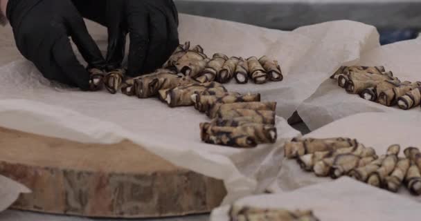 Primeros planos manos de chef humano en guantes que sirven plato con aperitivo apetitoso para banquete — Vídeo de stock