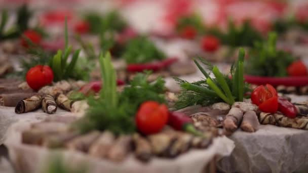 Cozinhe mesa de decoração com legumes durante o festival de comida — Vídeo de Stock