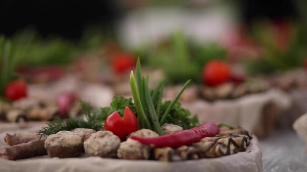 Кухар прикрашає стіл з овочами під час фестивалю їжі — стокове відео