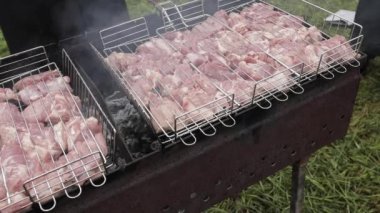 Çiğ şiş kebap ızgarada.