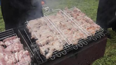 Çiğ şiş kebap ızgarada.