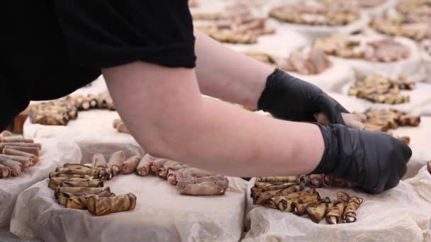 Yemek tabakları şölende servis edilir.. — Stok video