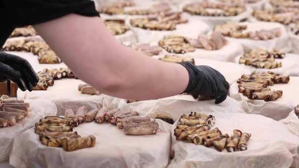 Lanchonetes servidos na recepção do banquete . — Vídeo de Stock