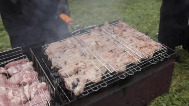 Çiğ şiş kebap ızgarada.