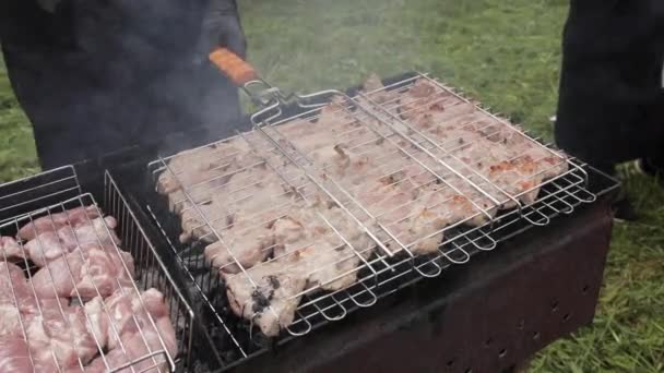 Rauwe shish kebab op grill. — Stockvideo